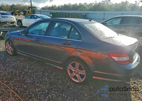 2010 Mercedes-Benz C 300 z USA, uszkodzony, nr VIN WDDGF5EB7AR121230